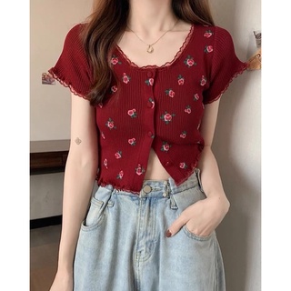 Áo croptop hoạ tiết hoa nhỏ xinh xắn