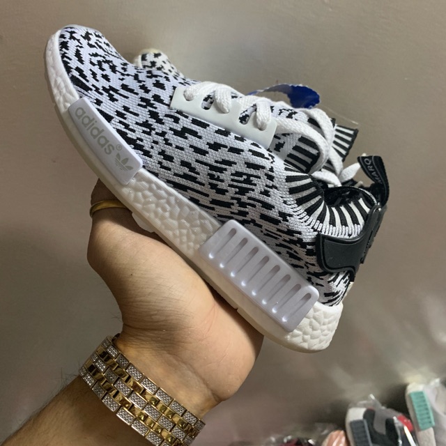 Salee siêu phẩm nmd r1 R2