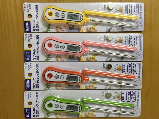 Đo nhiệt độ nước pha sữa, nước dùng Tanita cho bé yêu