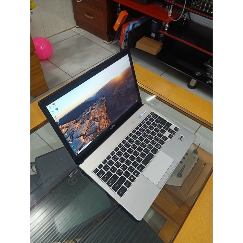 Laptop Nhật Bản Fujitsu S935 Core i5-5300U( THẾ HỆ 5), 4G, 128gb SSD, Màn Full HD vỏ nhôm sang trọng bền bỉ