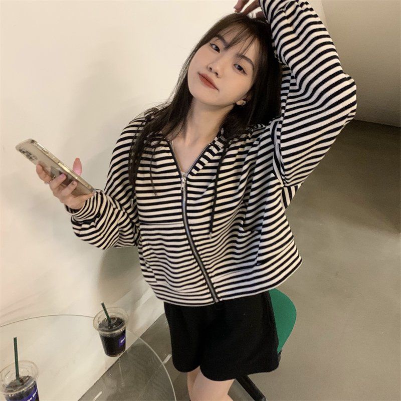 Áo khoác croptop IELGY dài tay có mũ họa tiết kẻ sọc ngang dáng rộng thời trang Hàn Quốc