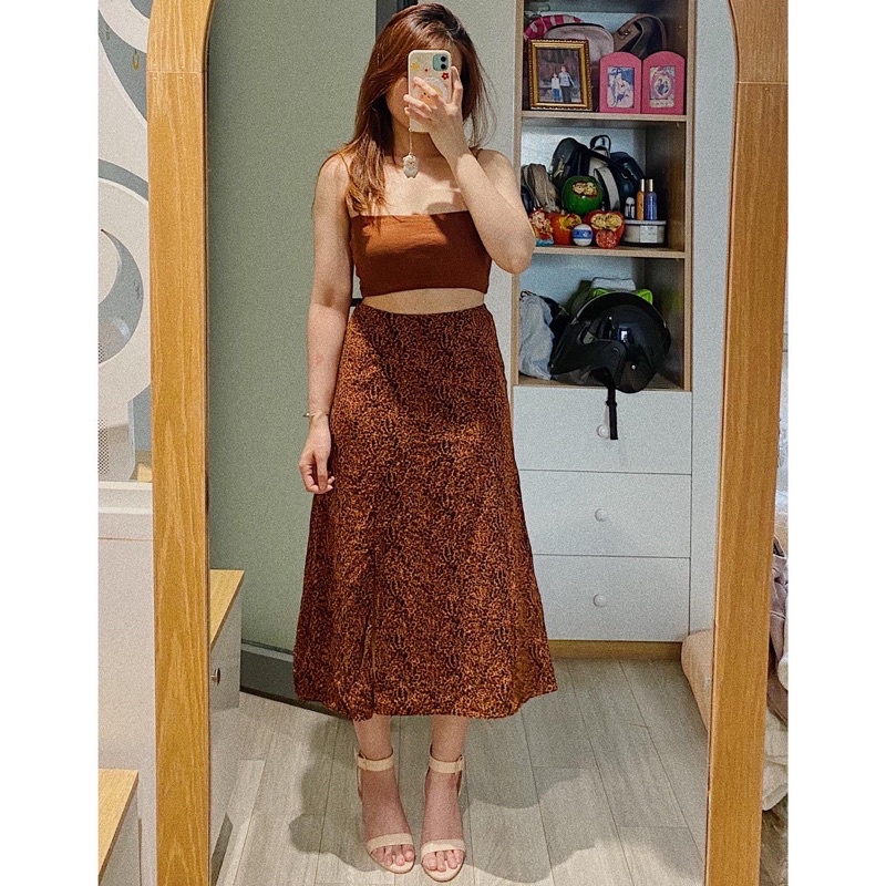 Chân váy midi xẻ đùi