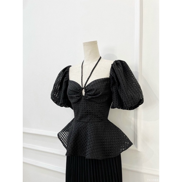 Áo peplum tay phồng mặc được 2 kiểu cột nơ trước ngực và cột cổ yếm