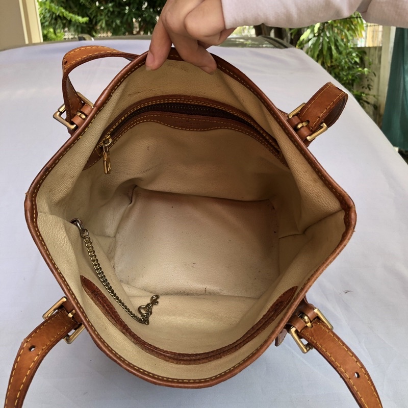 Túi chuẩn si. Túi qua sử dụng. Khách vui lòng xem hình nếu muốn biết thêm thông tin sản phẩm mời khách vô chat. Thanks .