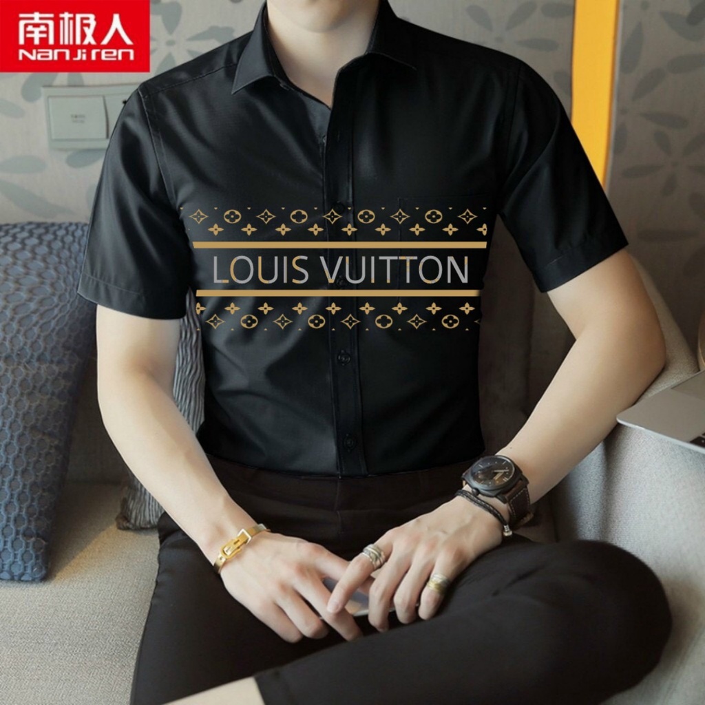 ÁO SƠ MI NAM CỔ VEST HOẠ TIẾT CHỮ LOGO NV TAY LỬNG - PHONG CÁCH HÀN QUỐC CỰC TRENDY