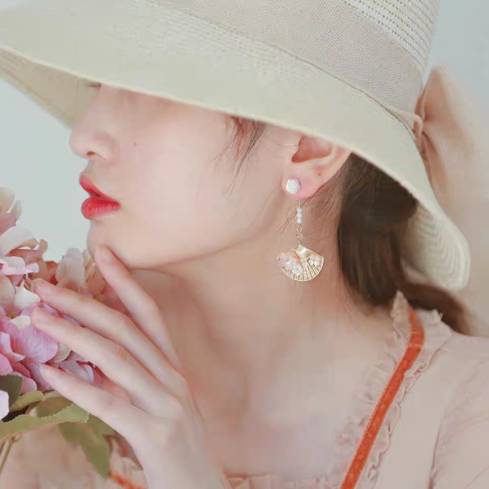 Khuyên tai hình cánh quạt bất đối xứng cổ điển