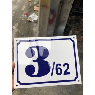 Biển số nhà mica chữ xanh nền trắng