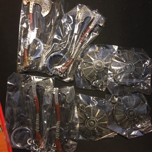 Bộ sản phẩm: Cây rìu Leviathan Axe và Tấm khiên - Móc lưu niệm God of War game PS4