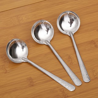 Một muôi inox có hoa văn ở cán