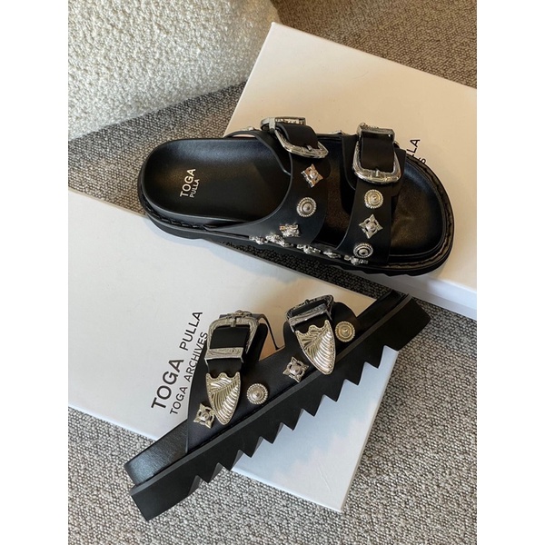 Dép quai ngang hai quai cao cấp thương hiệu Toga Pulla 2022 đính hoạ tiết trang trí