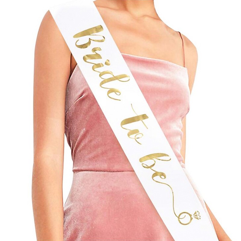Khăn satin in chữ Bride to Be với vòng kim cương cho cô dâu trong tiệc cưới