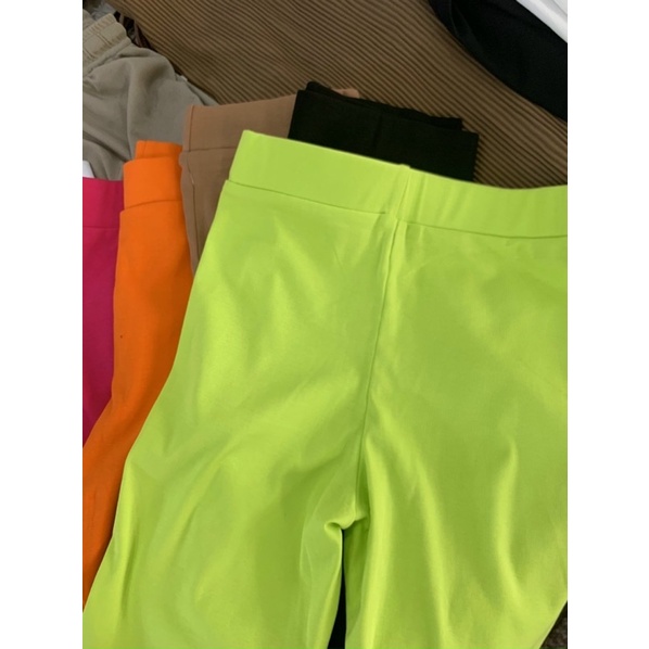 Quần legging co giãn lững trên gối