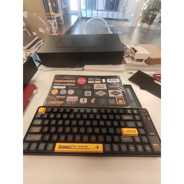Bàn phím cơ không dây Lofree Wanderfree phong cách retro chính hãng, có hộp đựng bàn phím cá tính và tặng kèm sticker