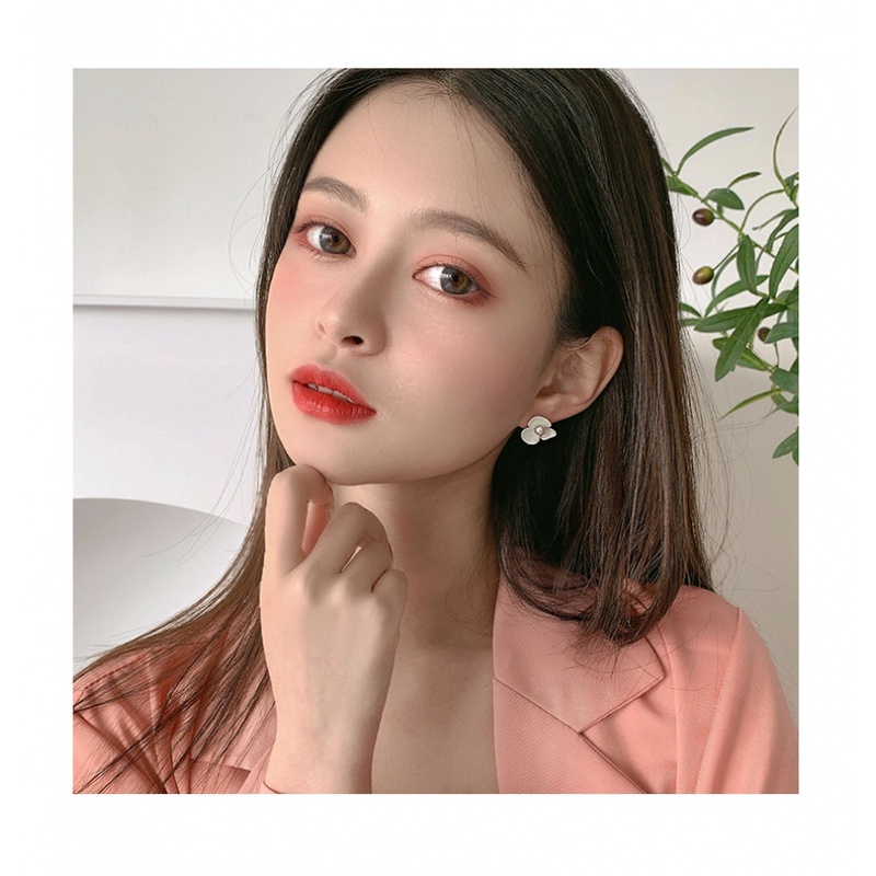 Khuyên tai hình bông hoa đính ngọc trai trắng giản đơn trẻ trung sành điệu