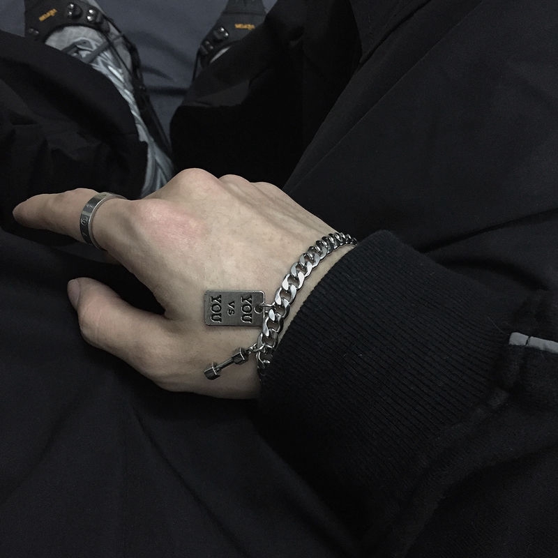 Vòng tay thiết kế mặt dây hình quả tạ và khắc chữ bằng thép titan thời trang