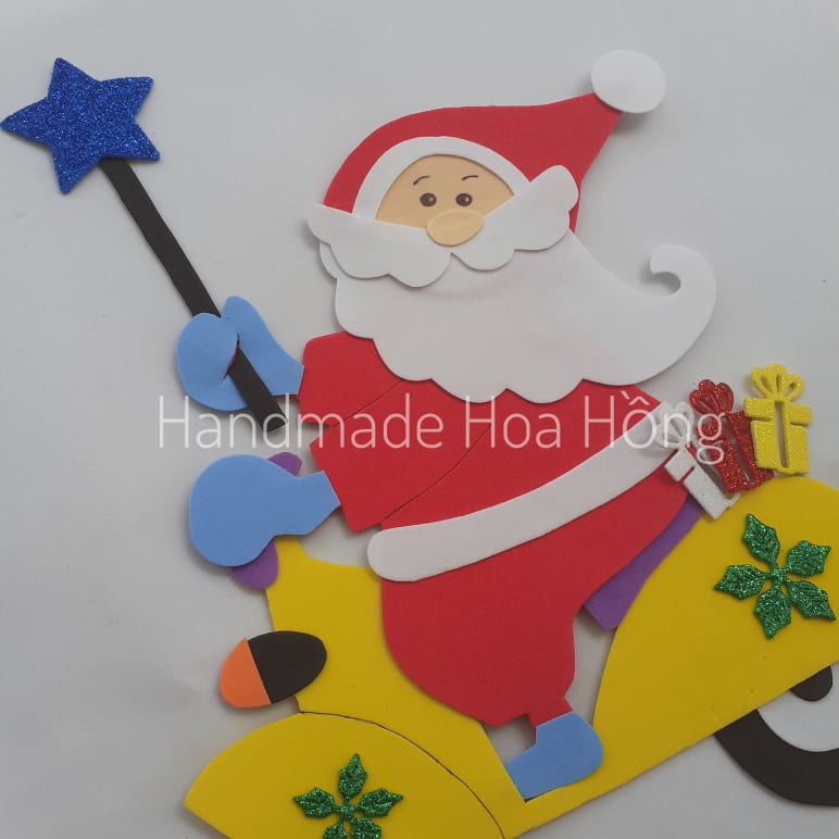 1 hình ông già noel chạy xe bằng giấy xốp, 30 x 21cm - Hình trang trí giáng sinh, noel, trang trí lớp học, mẹt dây mây