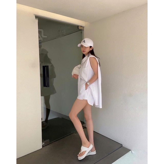 Set sơ mi sọc không tay cánh dơi đệm vai kèm quần short hai lớp cá tính