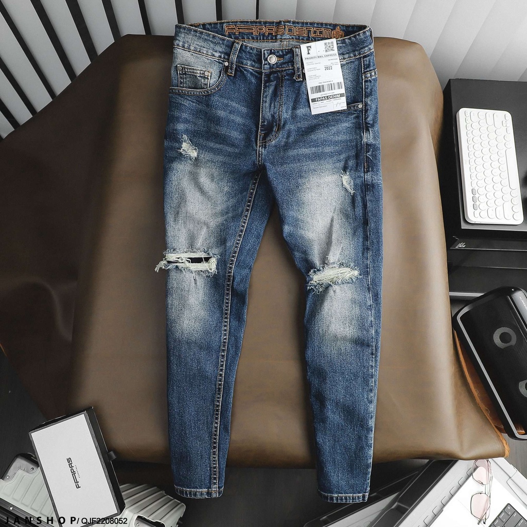 Jean Wash Rách Gối Với Tông Màu Wash Vàng Bụi Bặm, Cùng Form Slim-Fit Ôm Nhẹ Thoả Mái Mang Đến Một Thiết Kế Nổi Bật