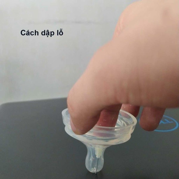 Dụng cụ dùng để dập lỗ núm ti bình sữa cho bé tiện lợi