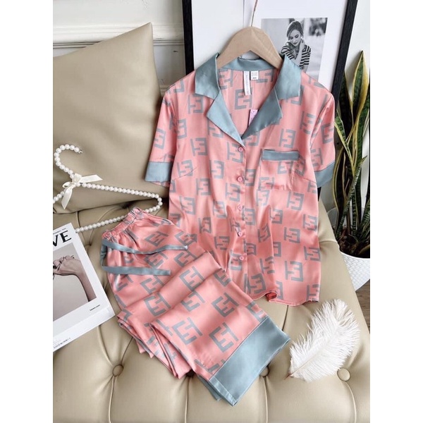 Pyjama lụa Vic cao cấp xịn sò kèm túi giấy hãng sản xuất trên nền vải lụa đắt nhất