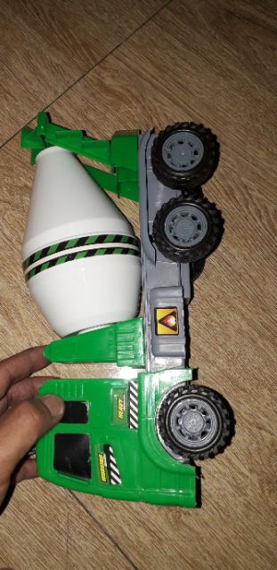 Chiếc xe bồn trộn bê tông mô hình bằng nhựa kích thước 25x15x10 cm chạy chớn