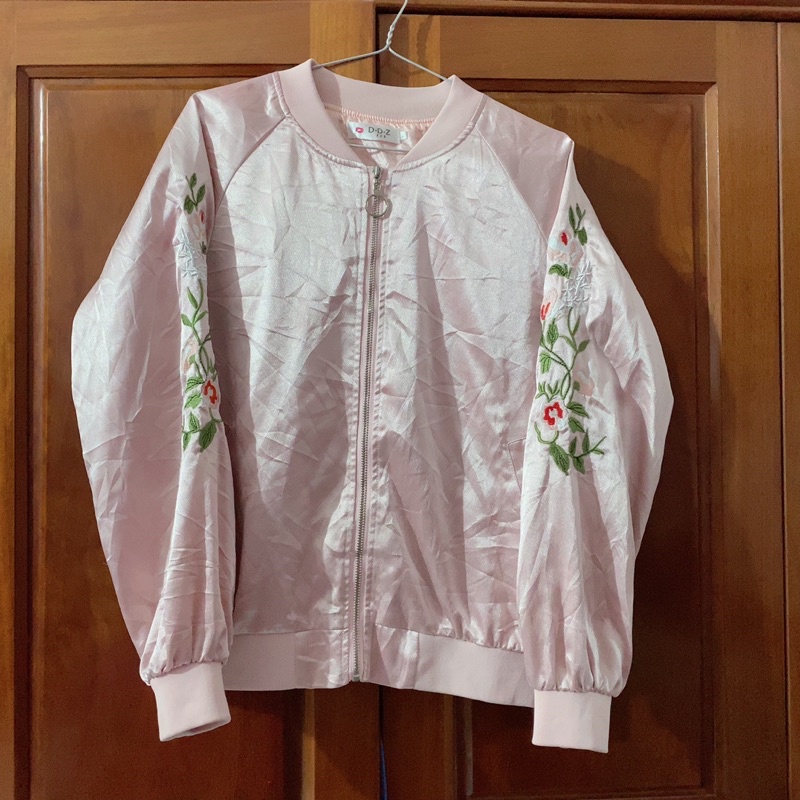 Thanh lý áo khoác bomber màu hồng thêu hoa used