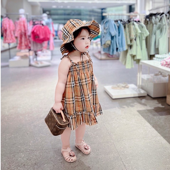 Váy buberry cho bé, đầm 2 dây bé gái kèm mũ tuban họa tiết caro chất thô mềm mịn (X26) | BigBuy360 - bigbuy360.vn