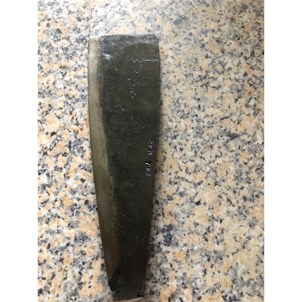 Dao chặt cuổi 700g được làm bằng thép vỏ đạn