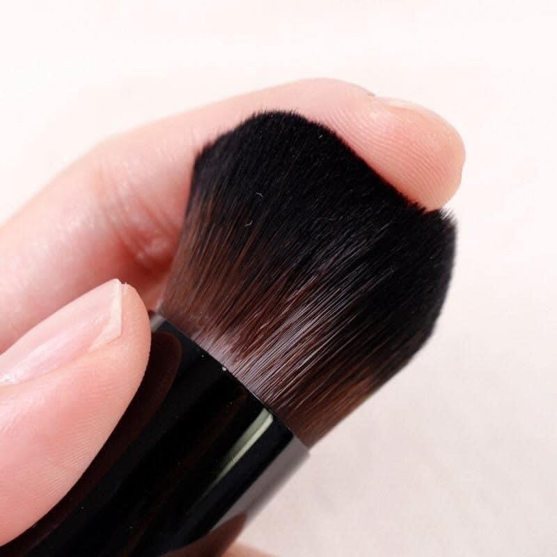 Cọ Tán Phấn Má Hồng và Highligh Clio Pro Play Prism Face Brush 204