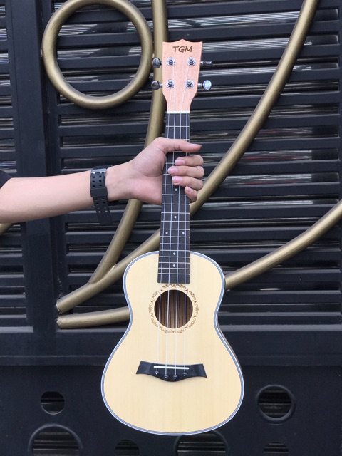 Đàn Ukulele Gỗ (size concert) kích thước 24inch giá rẻ.