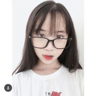Kính gọng trắng và đen