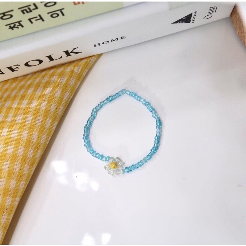 Vòng tay hạt cườm hoa cúc trong suốt xanh pastel cheap moment với Jennie Blackpink