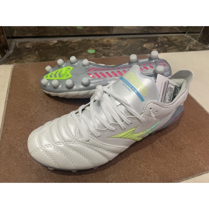 Giày đá bóng sân cỏ Mizuno FG trắng sữa (Tặng tất Fullbox)