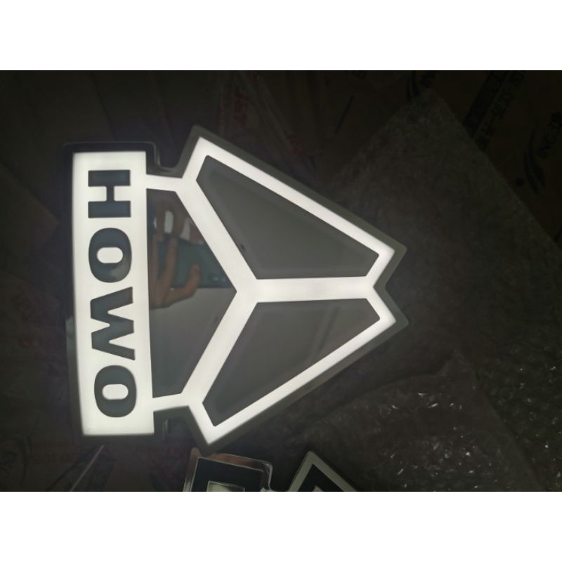 Logo HOWO A7 LED dùng cho xe HOWO T7H, T5G.