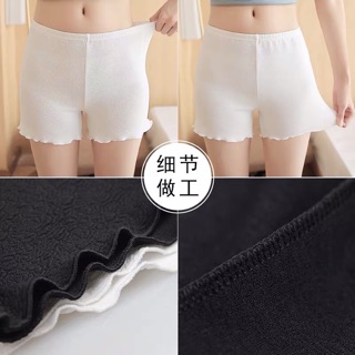 Quần mặc trong váy trắng, đen