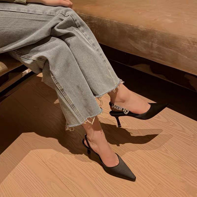 Giày cao gót Wangg lụa hở gót charm chữ đá đen trắng