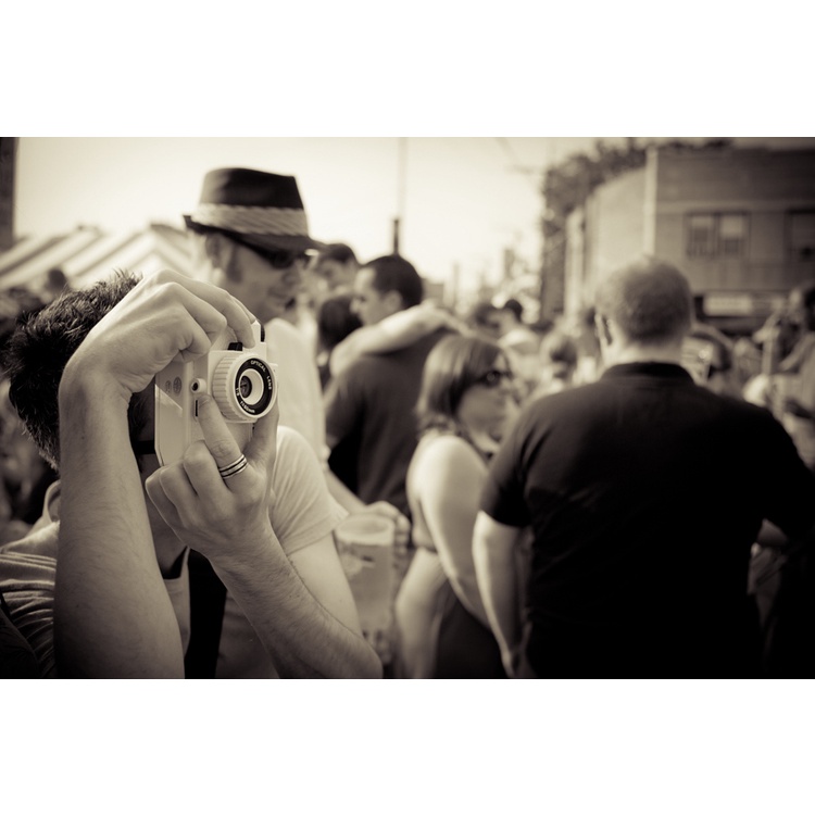 Holga 120n retro fool film camera phiên bản màu đen ống kính nhựa 120 đến 135 phim