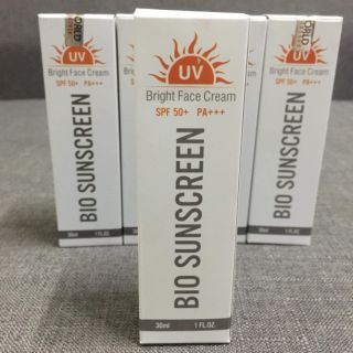 BIO SUNSCREEN, giá 450.000 đồng, sản phẩm không thể thiếu trong việc bảo vệ làn da của bạn dưới ánh sáng mặt trời.