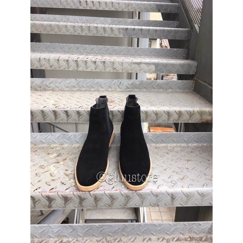 Giày Chelsea Boots da lộn đen đế crepe vàng sang trọng