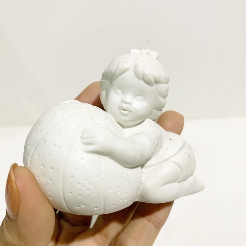 Tượng em bé ôm quả cam - gốm sứ hoạt hình dễ thương phong cách Âu Mỹ