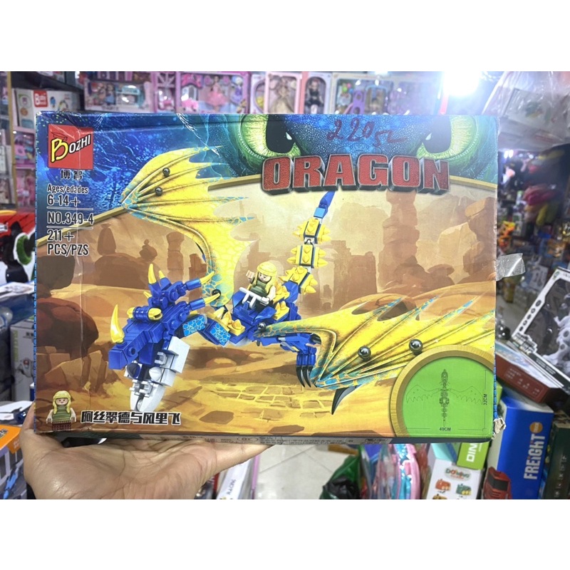 Lego con trai lắp ghép rồng chiến