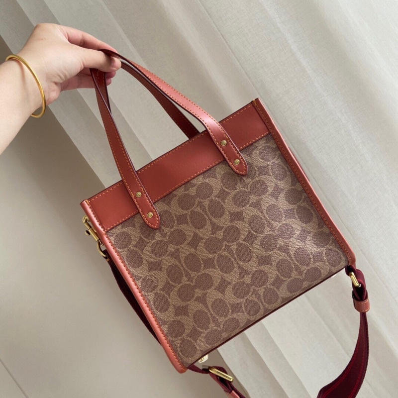 Túi đeo COACH FIELD TOTE 22 siêu sang họa tiết