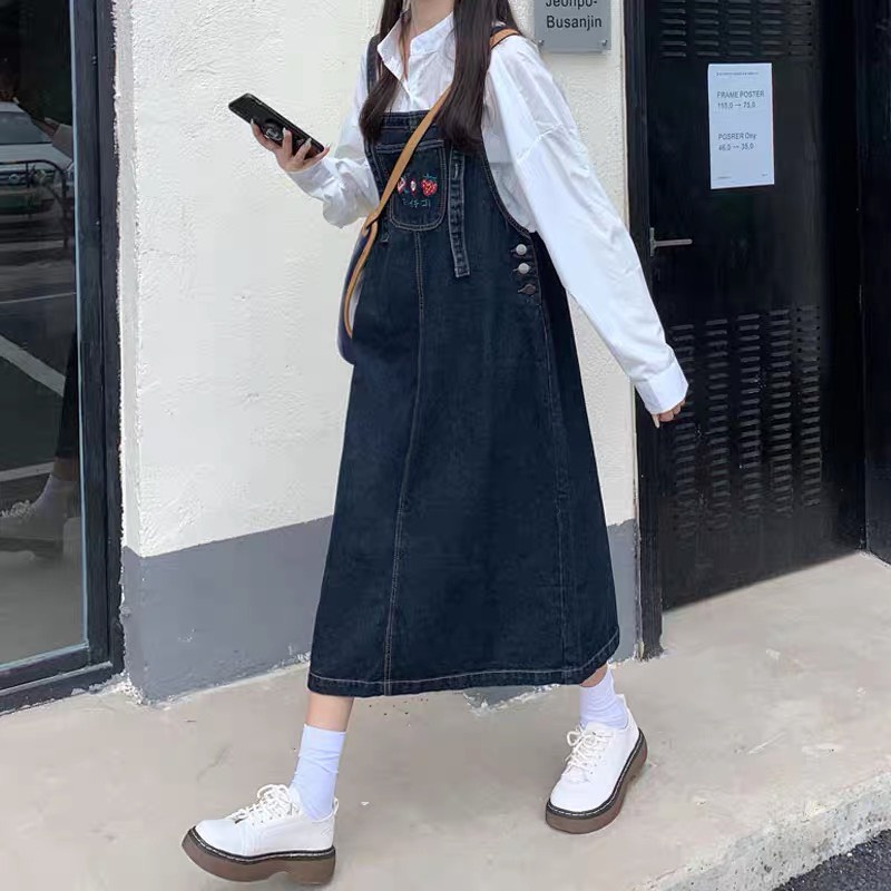Set váy Yếm jeans thêu dâu tây dáng dài form rộng dày dặn và áo sơ mi trắng dài tay phong cách vintage