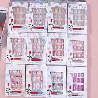 Set 12 hộp móng tay giả kèm keo gắn móng. Mỗi hộp có 12 móng