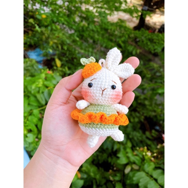 - Thỏ con váy xanh