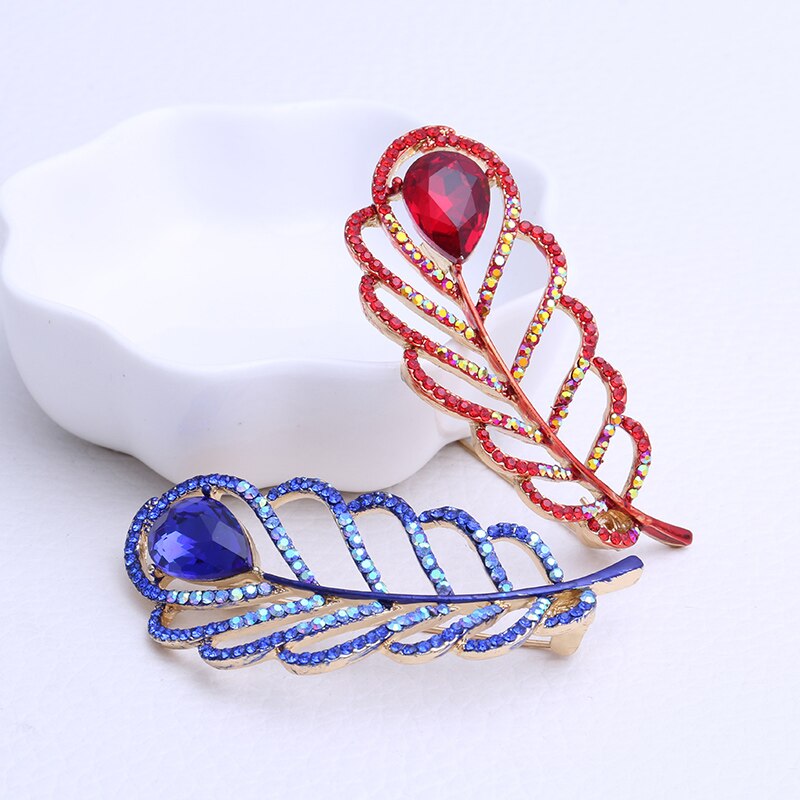 Ghim cài áo hình lông công đính pha lê tinh tế cho tiệc cưới