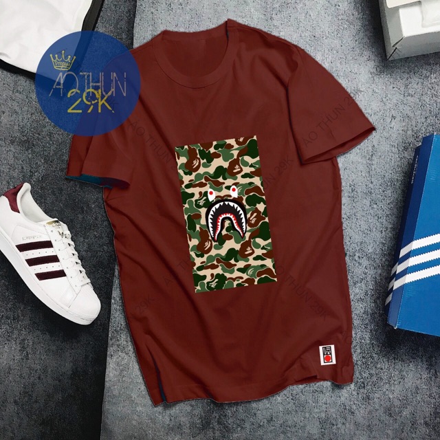 ALBUM 134 - ÁO THUN UNISEX ĐỎ ĐÔ HOẠ TIẾT RẰN RI MẮT VÀNG CÁ TÍNH | BigBuy360 - bigbuy360.vn