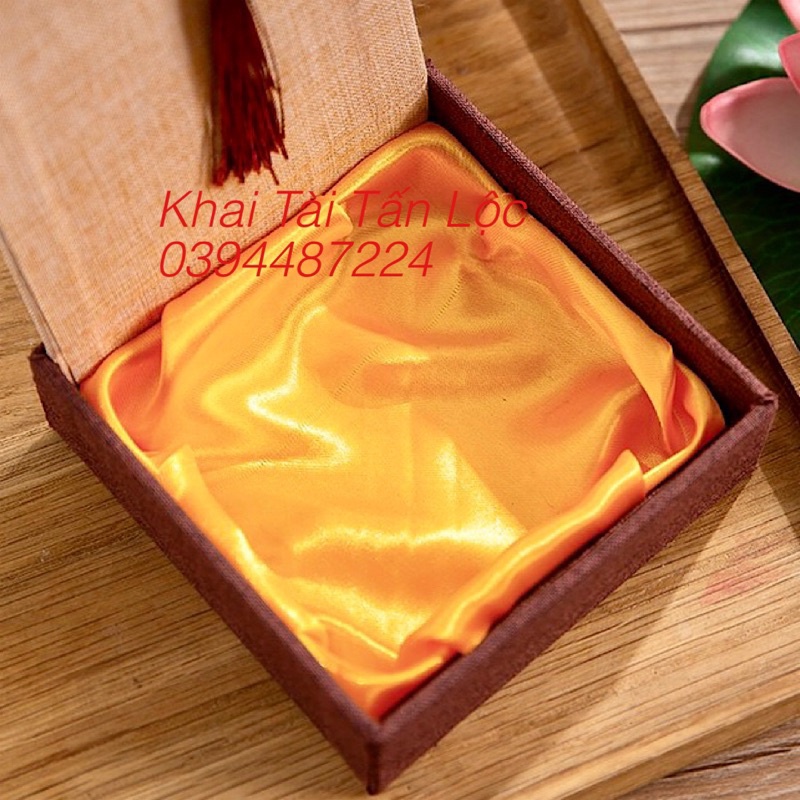 Hộp gấm lót vải vàng Tây Phật cầm tràng hạt đựng chuỗi , vòng phong thủy