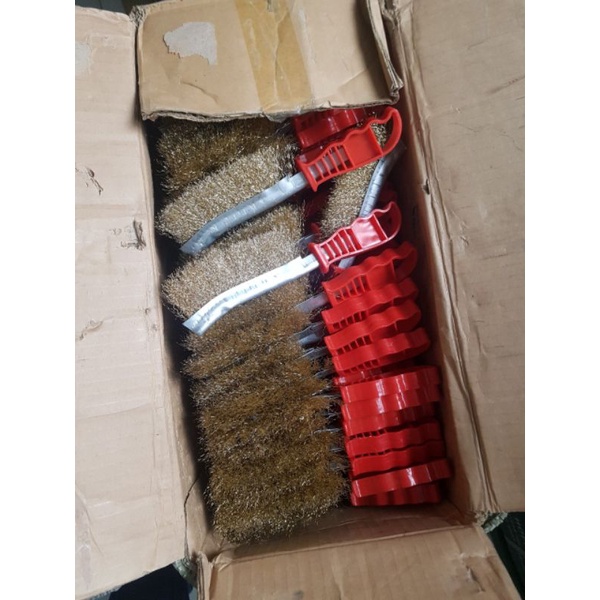 Bàn chải sợi màu vàng đồng cán nhựa đỏ đánh gỉ