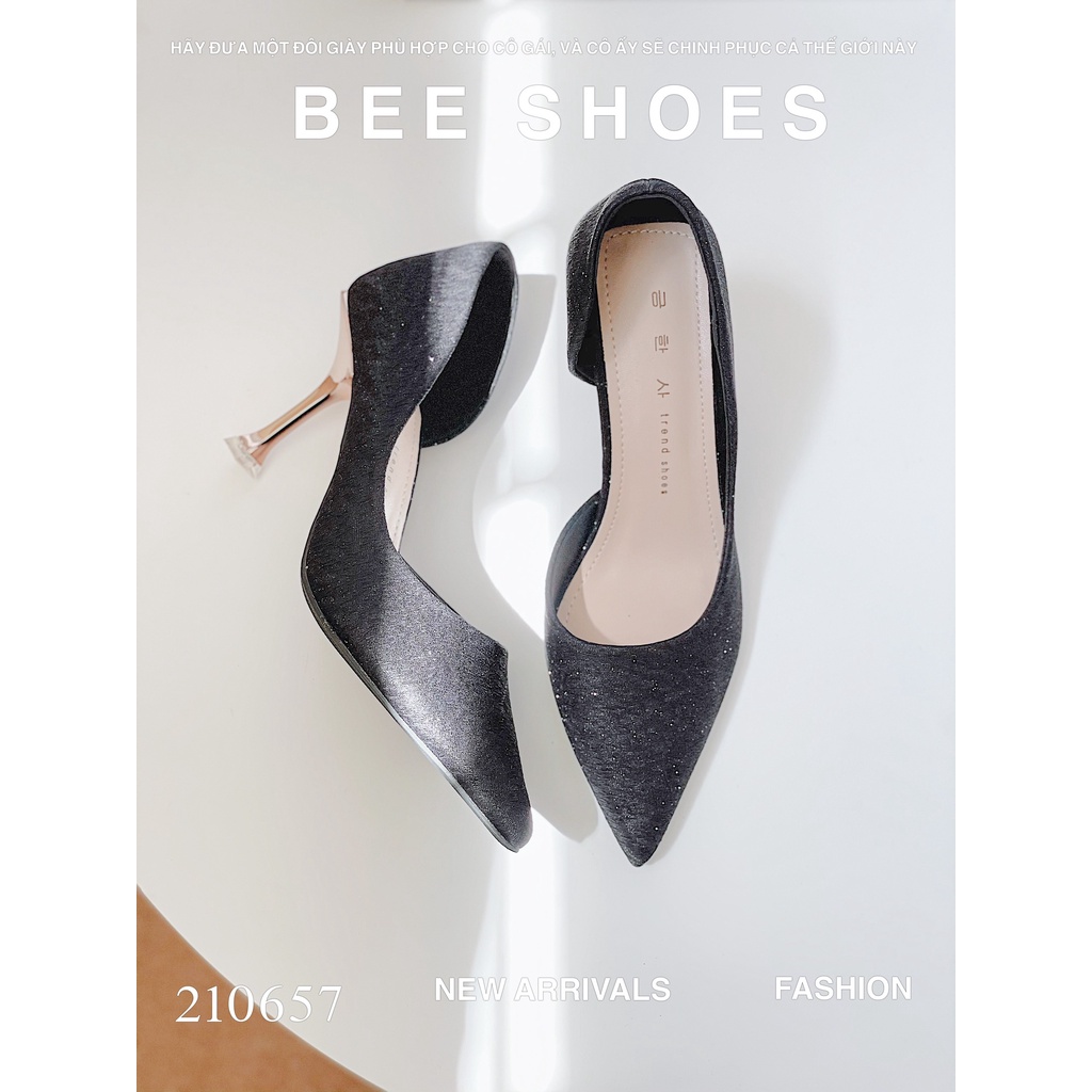 BEESHOES - GIÀY CAO GÓT NHŨ KIM TUYẾN KHOÉT HÔNG CAO 8 PHÂN SẴN MÀU ĐEN , KEM 210657